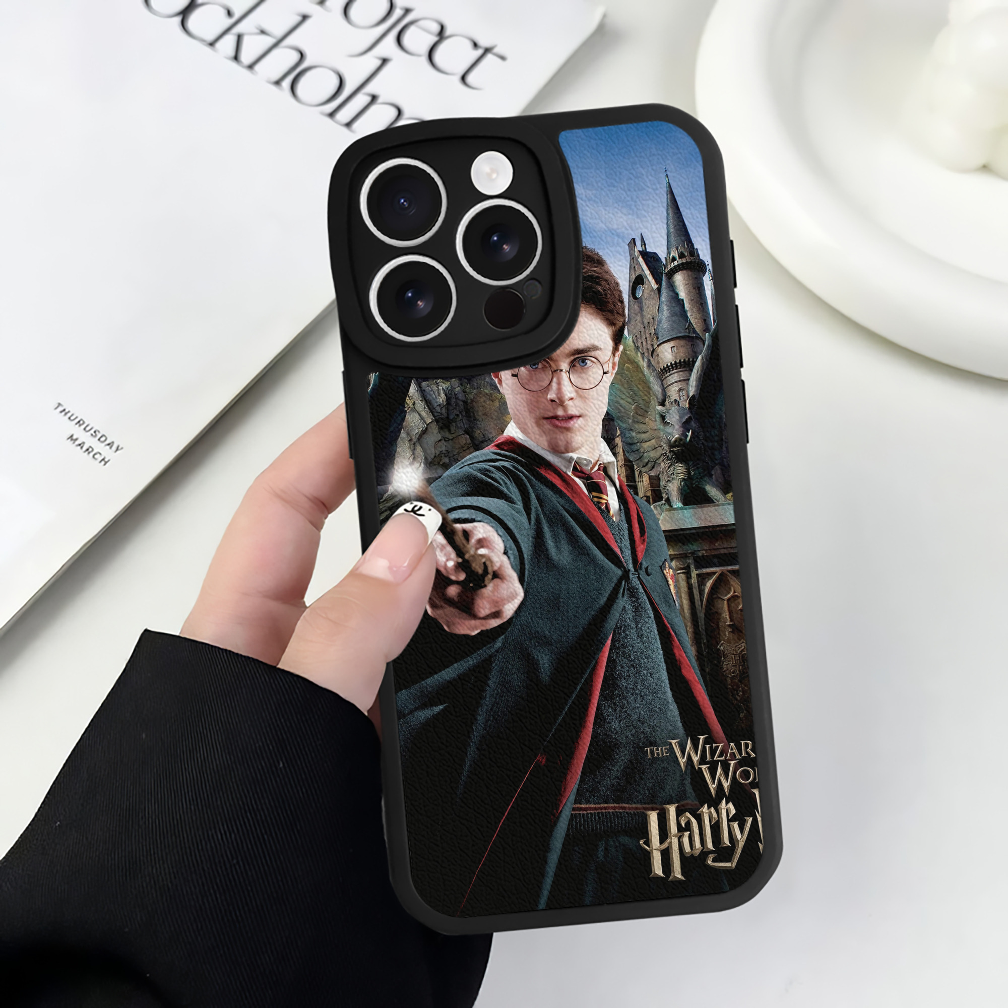 （画像用） Harry Potter ハリー・ポッターシリーズ 【iPhone 16シリーズ対応】シリコンスマホケース（レザー調） 材質：シリコン